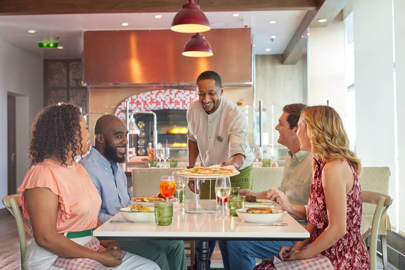 Guests dining at Giovanni’s Italian Kitchen on Freedom of the Seas