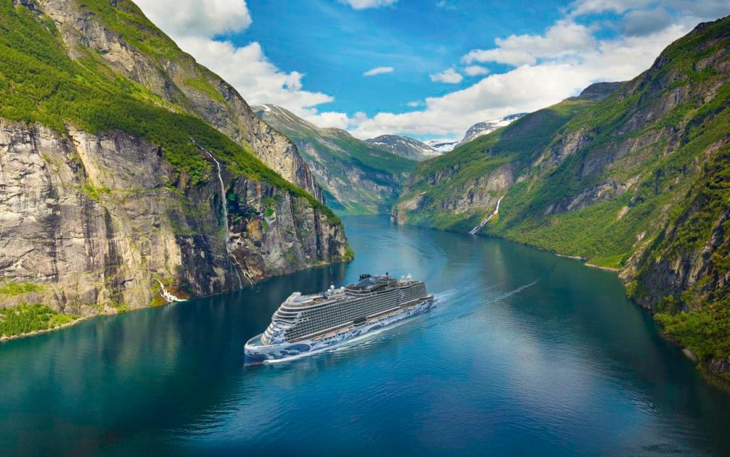 Norwegian Prima at Geiranger