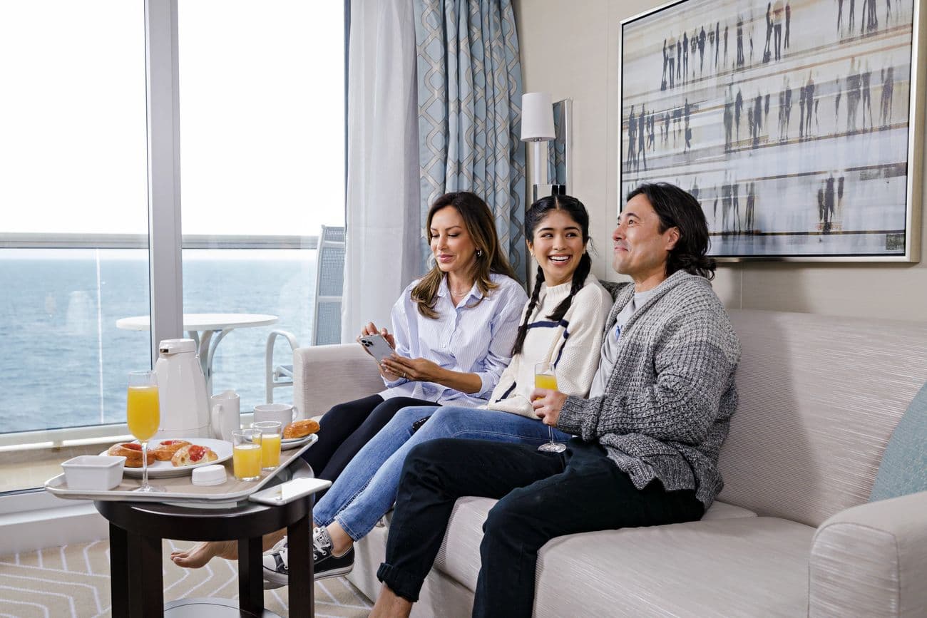 Family enjoying breakfast in a Mini-Suite
