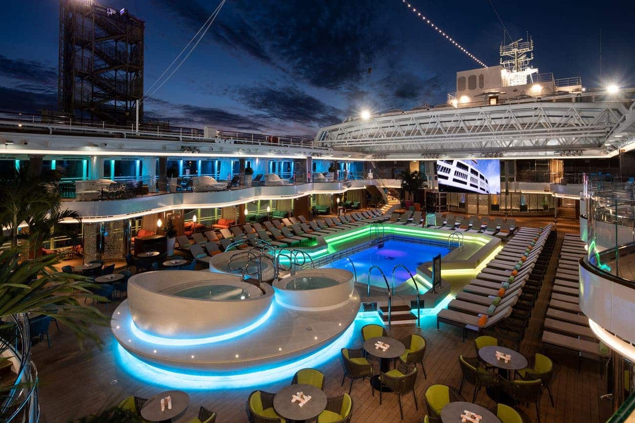 Nieuw Statendam Lido Pool deck at night