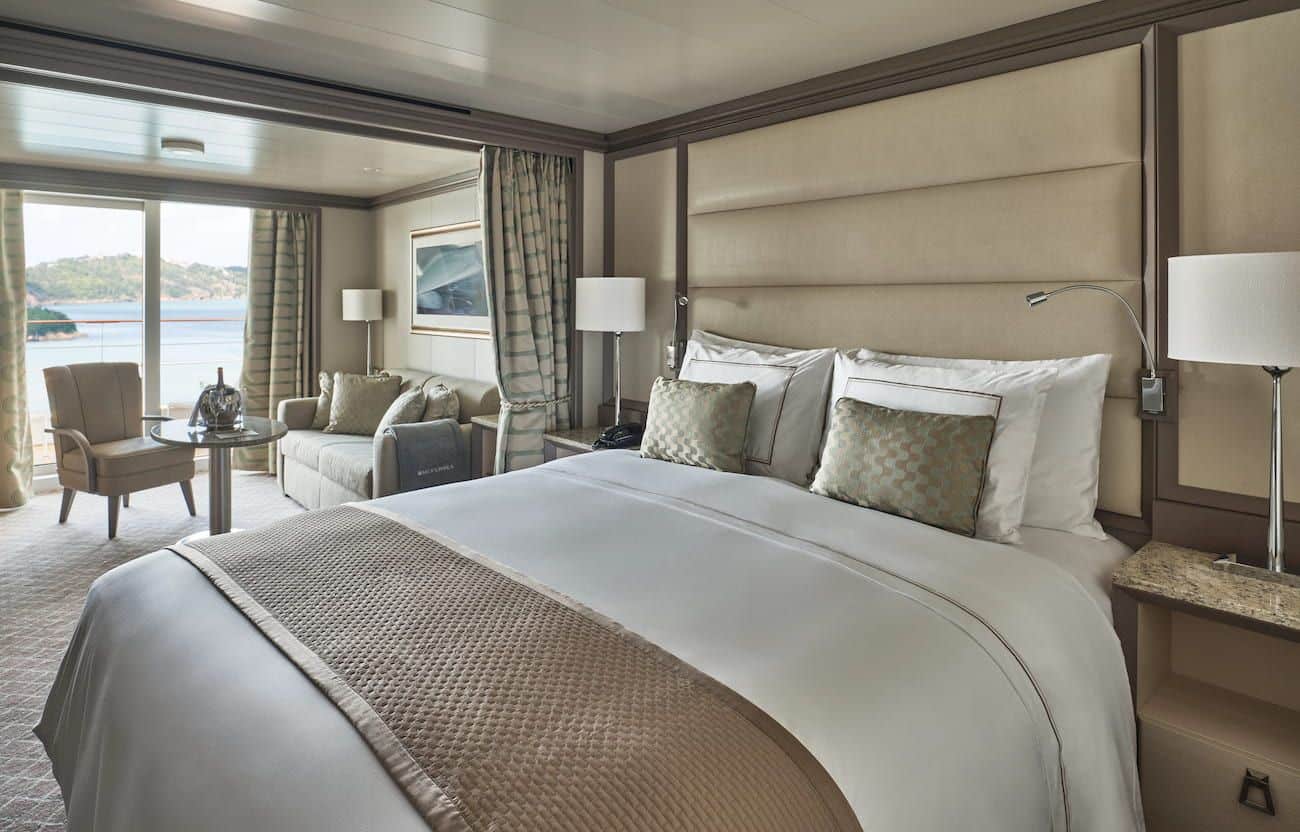 Veranda Suite Bedroom with ocean balcony