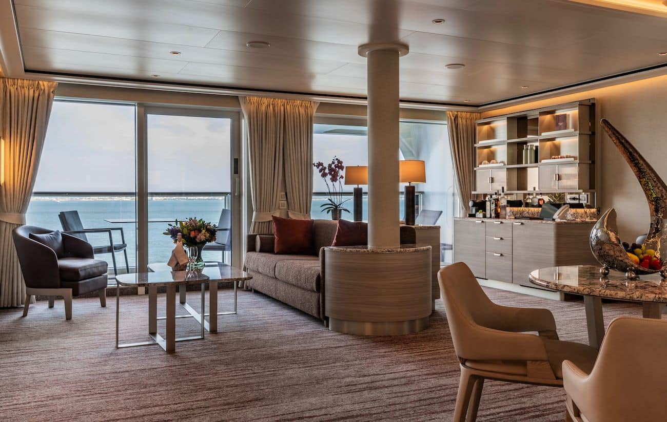 Silver Ray Grand Suite living room