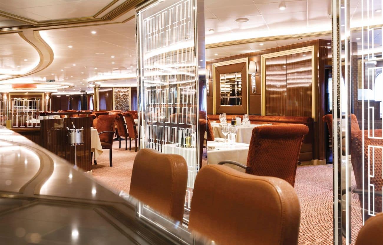 Atlantide dining room with warm seating